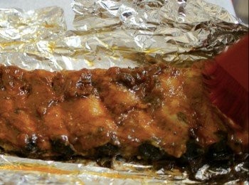 step3: 2小時後拿出,倒走焗出的肉汁,豬肋骨兩面掃上一半份量的BBQ醬,不需再包面層錫紙,擺入焗爐用200度焗10分鐘,10分鐘後重覆此步驟多一次便可
