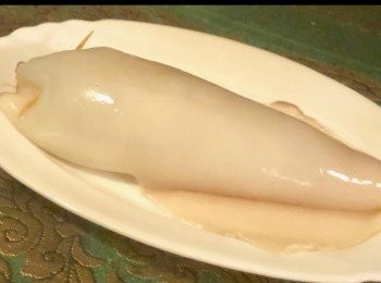 step3: 將餡料塞入魷魚內，以牙簽封口後，放在烤盆上備用。