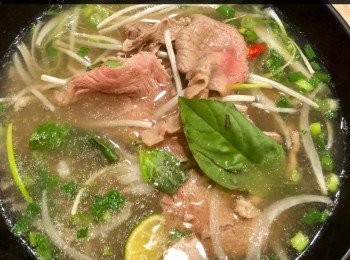 step7: 最後取出一個大碗，放入半碗的牛肉高湯，加入牛肉片於河粉上，並淋上滾的牛肉高湯淋於牛肉上，進食時加上豆芽，香菜，蔥花，洋蔥和九層塔，或倒少許魚露（依個人囗味）及紅辣椒碎和青檸檬汁。