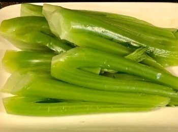 step4: 將芥菜胆以清鷄湯煮大約兩分鐘至芥菜胆軟身，再少許鹽和糖滾後上碟備用。