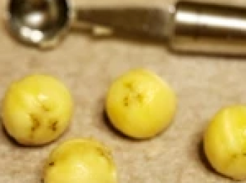 step3: 香蕉用小鐵匙起成6個圓球