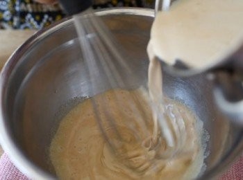 step4: 將牛奶液倒入蛋液內，一邊倒一邊攪拌勻