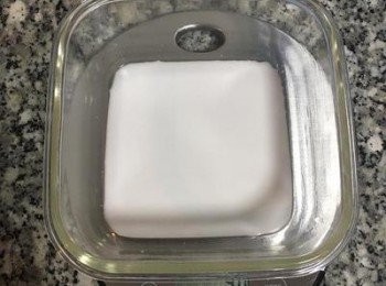 step12: 做14層: 舀入約2湯匙半（50g)的<span class="group_2">椰奶粉漿</span>，
如做9層: 舀入約70-80g的<span class="group_2">椰奶粉漿</span>!