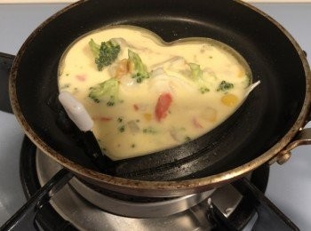 step5: 燒熱平底鑊，加入少許油，油熱後用大湯匙取一半分量的麵糊於鑊上