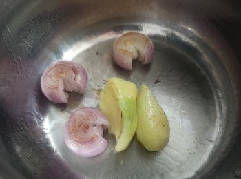 step4: 用真空煲內膽加少許油爆香乾蔥頭和薑。