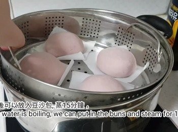 step28: 煲水，水滾後放入豆沙包蒸15分鐘，