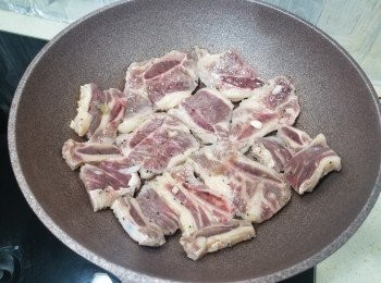 step4: 準備煎牛仔骨前，
將牛仔骨從密實袋夾起(除去醃料及醬汁)，
大火燒熱煎pan再加少少油，
放牛仔骨在煎pan上，大火煎3分鐘轉金黃色，
轉中火，再翻去另一面再煎多3分鐘，
再轉大火再翻回一面再煎1分鐘就可以上碟食得