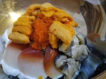 step4: 在小山丘飯頂上鋪上飛魚子+海膽就可以食得，
淋上小小日式魚生豉油+芥末，
住家整平靚正，個樣同出街食一樣咁靚咁好味，
材料又可以自己選，啱晒自己口味，
大家都快d試下，多多指教♡