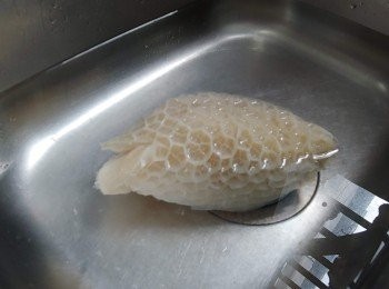 step2: 急凍牛肚浸水中解凍， 瀝乾備用