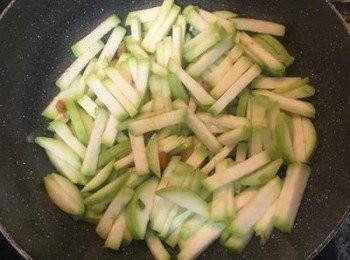 step5: 倒入瓠瓜炒勻；