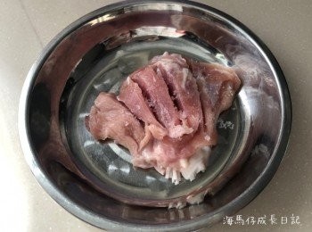 step2: 將雞脾肉切開幾刀，加鹽醃10-15分鐘； 菇清淨切細粒