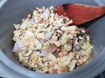 step3: 再加冬菇粒+瑤柱絲+金華火腿粒+蜆肉蝦肉+薑片繼續炒香