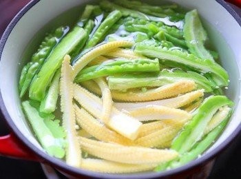 step3: 燒開后加入蕃茄，鹽和雞精調味，加幾滴橄欖油即可