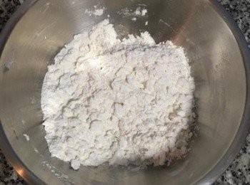 step4: 將滾水邊倒邊攪拌的倒入麵粉中；