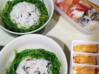 step2: 準備魚生丼飯前，
煲定珍珠米的飯先，
飯熟後趁熱再加入壽司醋搞暈佢，
等到飯凍晒就用得備用，
等飯凍時開始準備清潔魚生片，
準備一碗已熟過的室溫水，
將已解凍魚生片過一過已熟水作清潔，
再放在廚房紙隔乾水放回膠盒雪藏備用