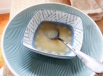 step4: 用50毫升水和魚膠粉拌勻，再放入一大碗熱水內座溶