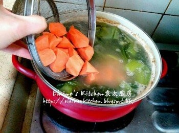 step7: 湯煲30分鐘後加入雞蛋黃蕃薯拌勻再煲滾