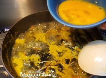 step3: 有機雞湯和水煮滾，加入甘筍，粟米，金菇，木耳小火煮10分鐘，轉大火加入紫菜煮2分鐘，加入蛋液拌勻即成。