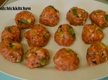 step2: 用手搓至合適大小的肉丸