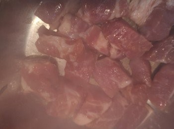 step2: 用少許油煎香梅頭肉表面備用。