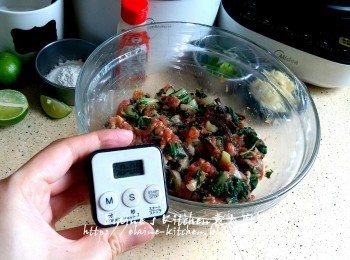 step9: 用手撻十餘下 , 蓋上保鮮紙入雪櫃靜待1小時