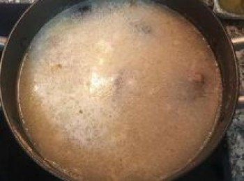 step12: 直到米煮成粥；可適量的加點水；用鹽和白胡椒粉調味後煮滾；