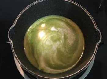 step8: 關火，再倒入所有的斑蘭汁和椰奶混勻；