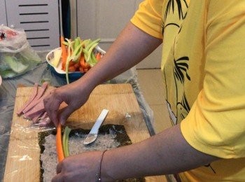 step2: 先將魚肉均勻鋪喺紫菜上面，然後放上火腿扒，甘筍條及西芹條。