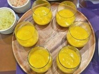 step14: 先倒入適量芒果泥，