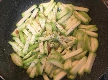 step6: 放入鹽和黑胡椒粉拌炒；