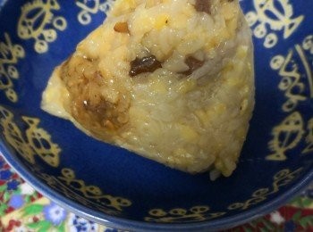 step5: 燒一煲水大滾後，放入所有糭，水要完全蓋過面上，恰兩至三小時關火 ，原煲焗的糭直到煲入面的水成煲凍番為止 ，便可取出享用