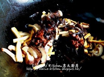 step5: 加入木耳絲及招牌炸醬拌勻炒香