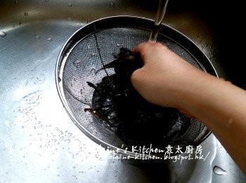 step7: 浸至軟身的木耳絲用水沖一沖洗及瀝乾
