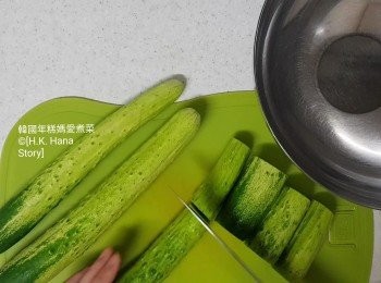 step1: 把四條青瓜洗淨抹乾，切去青瓜頭尾部份，然後每條青瓜切開三段