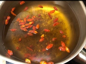 step8: 加入杞子，蓋上煲蓋焗五分鐘。