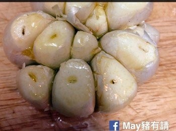 step2: 以橄欖油塗滿整顆蒜頭。