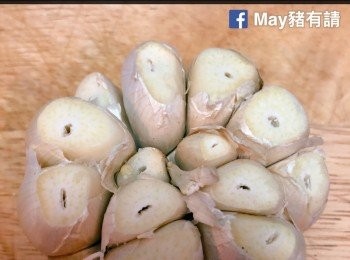 step1: 焗爐預熱200度。原個蒜頭去掉外皮，留下最後一層包裹蒜肉即可。於蒜頭頂部約1厘米左右平切，令每粒蒜肉的頂部露出。