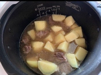 step7: 加入薯仔。
用「蒸/燜」mode, 較15分鐘。