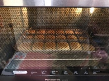 step8: 放入焗爐最底層
     上火160度、下火130度15分鐘，
     上火140度、下火130度10分鐘，
     上火130度、下火120度50分鐘