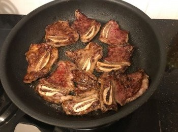 step5: 原鑊放1湯匙油燒熱，放入牛仔骨用中火每邊煎兩分鐘，盛起