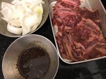 step3: 牛仔骨用醃料醃一小時，洋葱洗淨切粗條，黑椒汁料撈勻備用