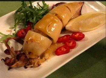 step5: 魷魚盛放於碟上，撒上一些紅辣椒、及火箭菜作裝飾，然後淋上醬料於烤魷魚上便可上桌。



想知道我更多食譜，可去我Facebook， 
專頁。

https://m.facebook.com/carlineki/