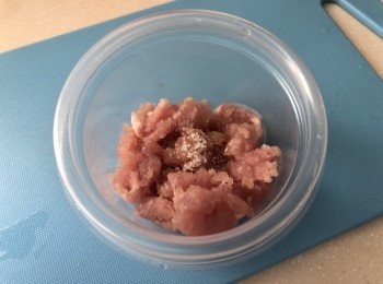 step1: 先用豉油、鹽醃醃豬肉10-15分鐘
南瓜蒸熟起肉