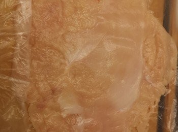 step2: <a href="https://bit.ly/3EZL8dD" target="_blank" data-keyword="雞胸" class="guide-link"><strong>雞胸</strong></a> <span style="display:inline-block;vertical-align:middle;margin-top:-3px;color:initial;border-radius:3px;padding:2px 3px;font-size:12px;line-height:14px;background:#87d300;color:#fff;">即買</span> 肉鋪在保鮮袋上，再蓋上一層保鮮袋，可用木棒或煎pan底，拍扁<a href="https://bit.ly/3EZL8dD" target="_blank" data-keyword="雞胸" class="guide-link"><strong>雞胸</strong></a> <span style="display:inline-block;vertical-align:middle;margin-top:-3px;color:initial;border-radius:3px;padding:2px 3px;font-size:12px;line-height:14px;background:#87d300;color:#fff;">即買</span> 肉。