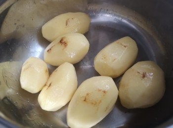 step1: 梅頭豬肉切成大方丁，用醃料醃豬肉，薯仔去皮，洋蔥切方丁。薯仔用少許油煎一煎薯仔表面，再撒上少許鹽同炒，薯仔盛起備用。