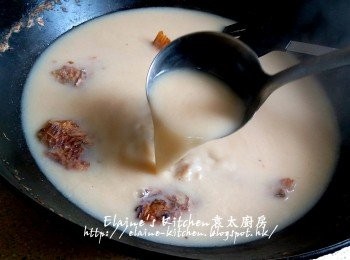 step5: 加入適量熱水先用中火煮滾 , 蓋上蓋繼續用中火煮20分鐘成奶白色湯