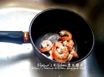 step2: 基圍蝦去頭去殼留尾 , 將蝦肉放入煲內加水 , 用慢火煮至蝦轉色