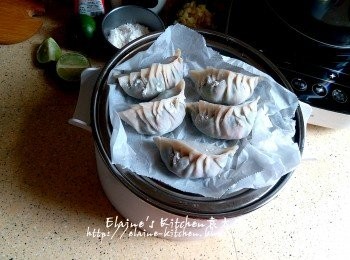 step12: 取適量餃子放入美的早餐機的蒸架上蓋上蓋按<蒸 / 煮>功能