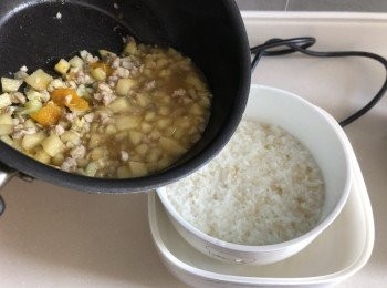 step5: 米煮至半熟後，加入以上醬汁