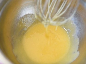 step3: 在大碗內，打發蛋黃和糖，至淡黃色